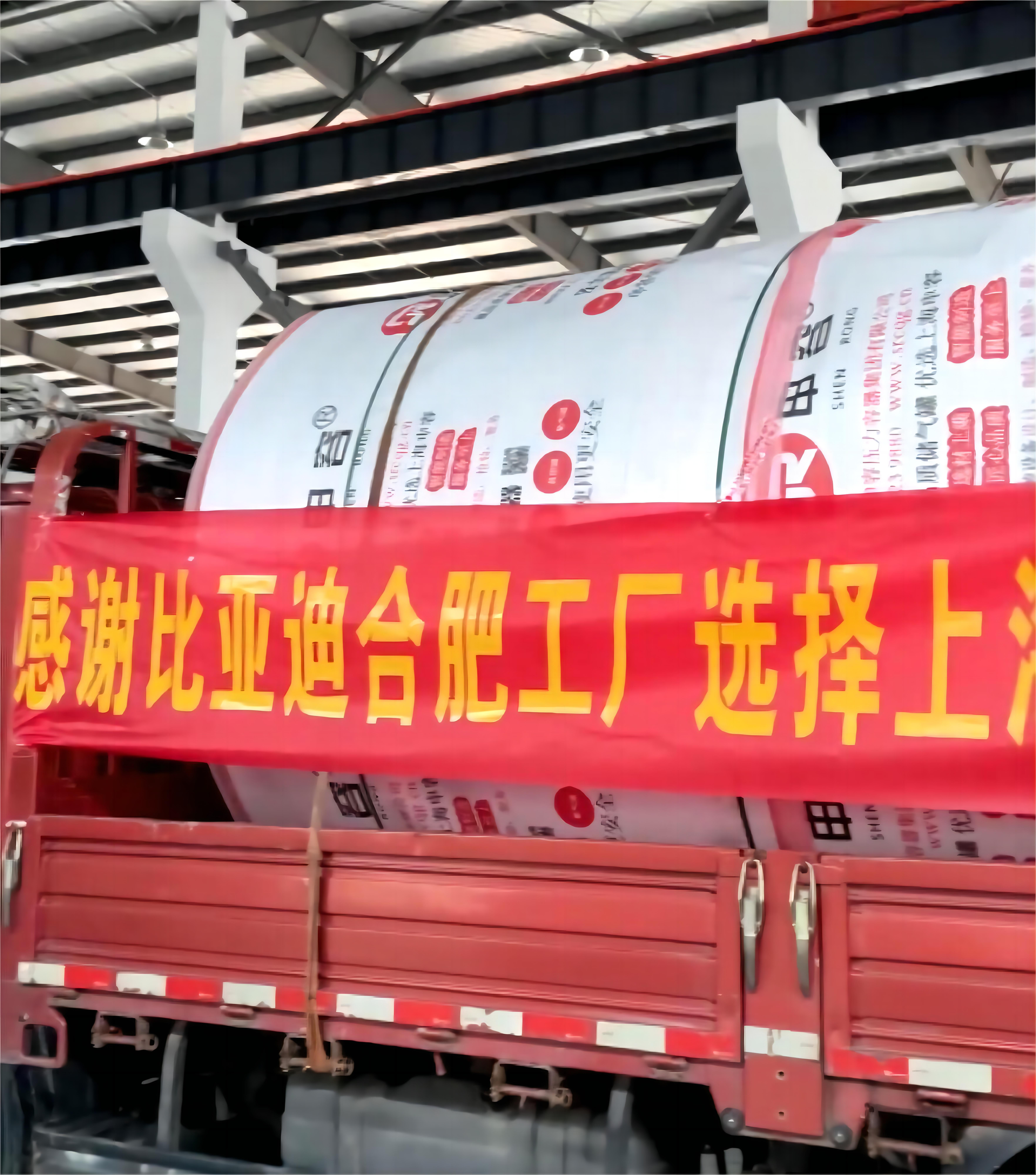 在采購新的儲氣罐時(shí)，您應(yīng)該注意以下幾個(gè)關(guān)鍵方面： 合規(guī)性 - 確保儲氣罐的設(shè)計(jì)、制造和檢驗(yàn)符合國家頒布的法律法規(guī)和安全技術(shù)規(guī)范，如GB 150《壓力容器》標(biāo)準(zhǔn)或者NB/T 47052等相關(guān)標(biāo)準(zhǔn)。 設(shè)計(jì)要求 - 根據(jù)您的需求選擇合適的設(shè)計(jì)壓力、容積和材質(zhì)。